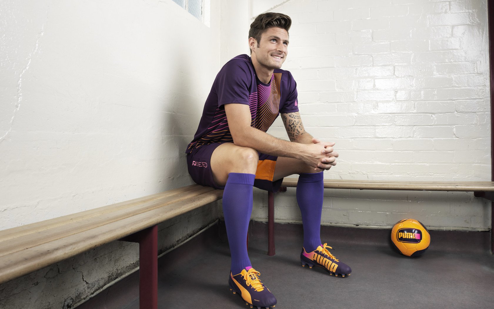 爱游戏体育官方网站-主场球迷创意应援再升级，赛场氛围震撼国际观众，球员应援口号